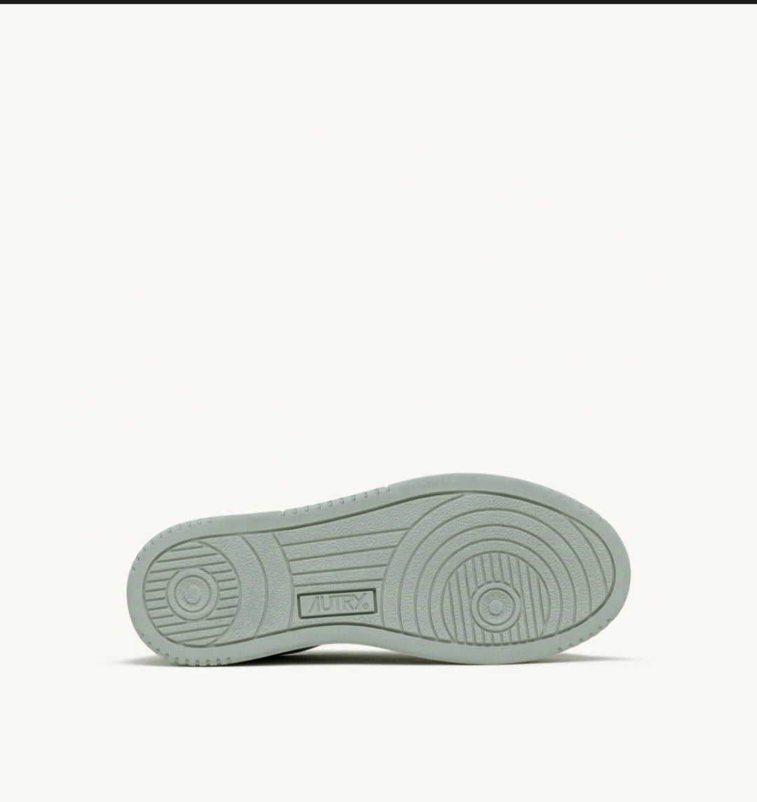 MEDALIST LOW SNEAKERS IN MATTE GRAY LEATHER