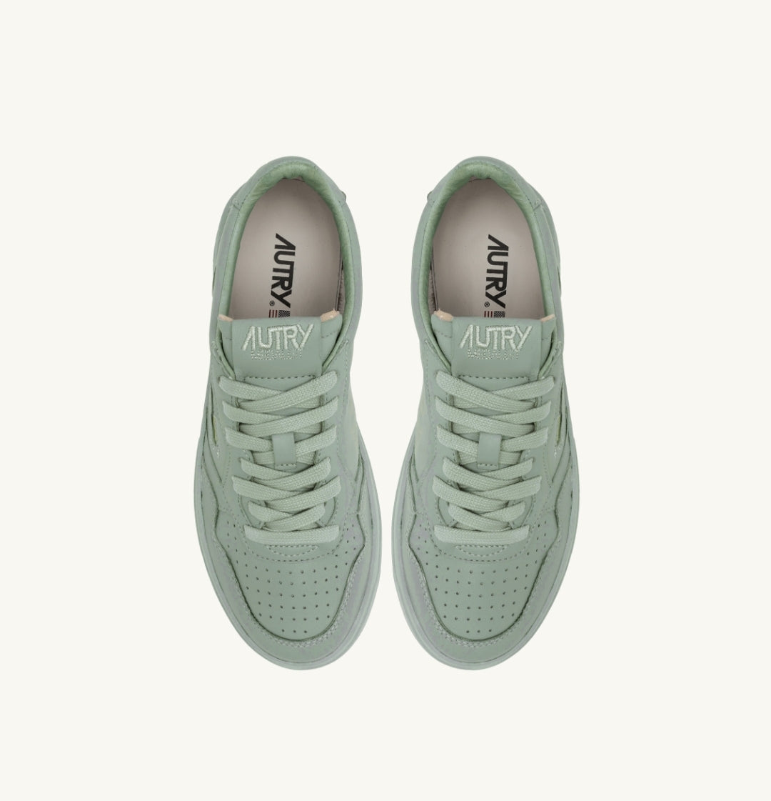 MEDALIST LOW SNEAKERS IN MATTE GRAY LEATHER