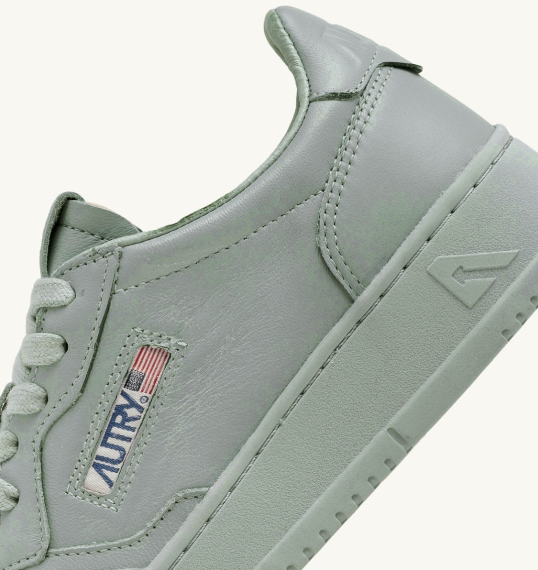MEDALIST LOW SNEAKERS IN MATTE GRAY LEATHER