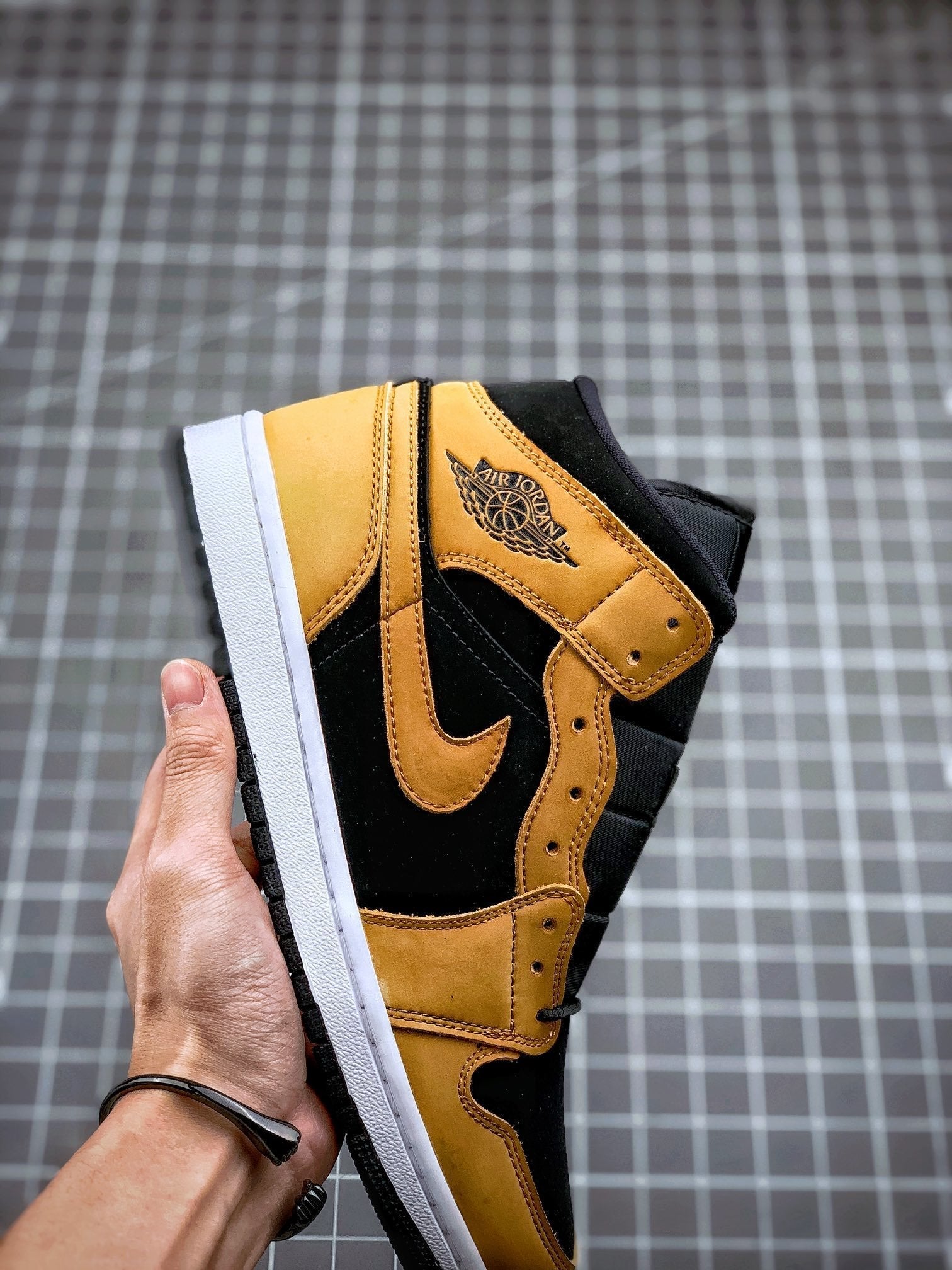 AIR JORDAN 1 MID