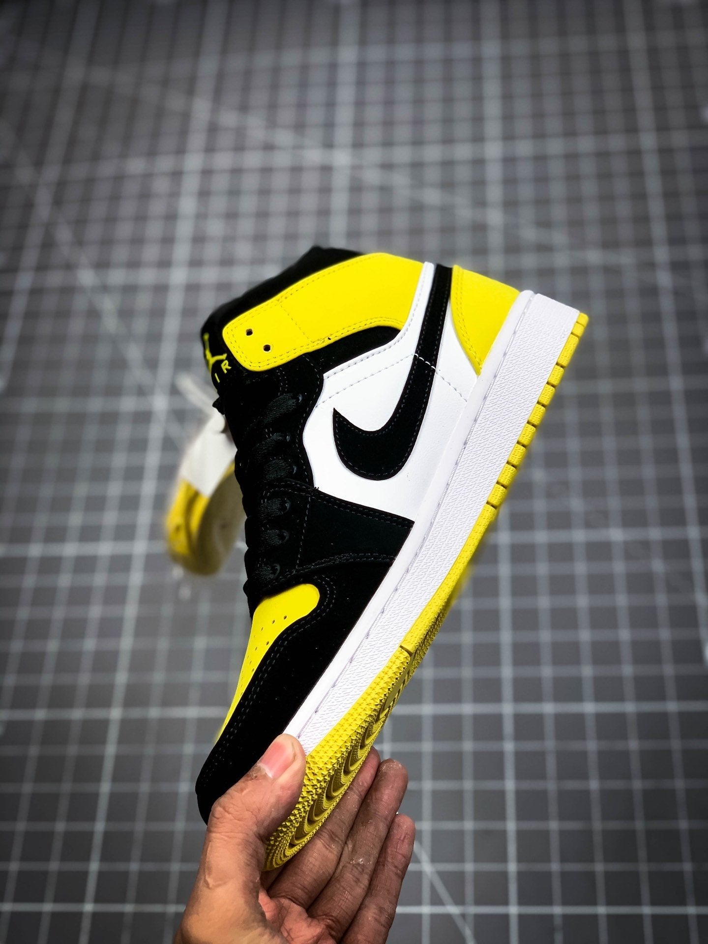 AIR JORDAN 1 MID