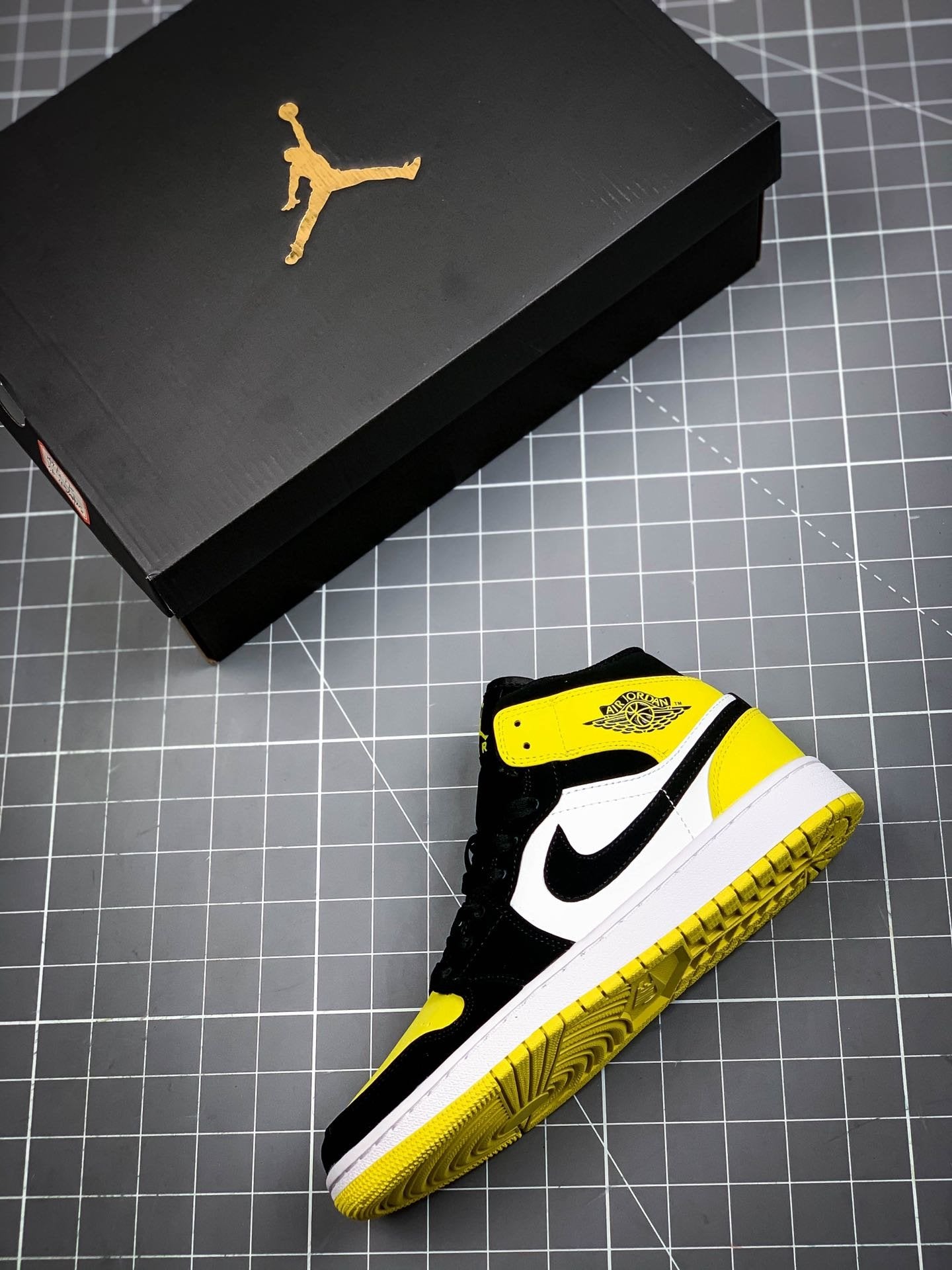 AIR JORDAN 1 MID