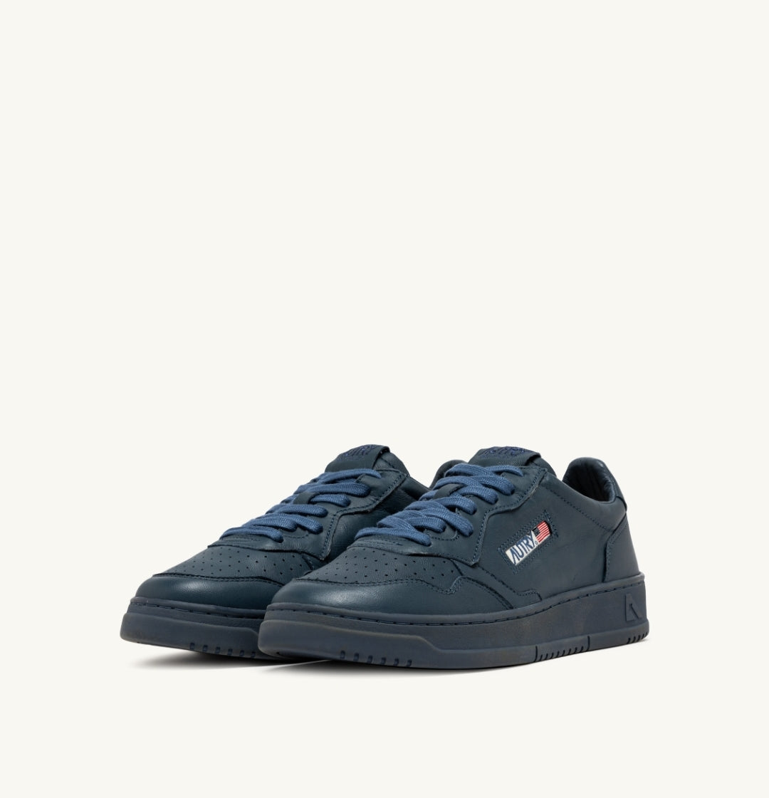 MEDALIST LOW SNEAKERS IN DARK DENIM NAPPA